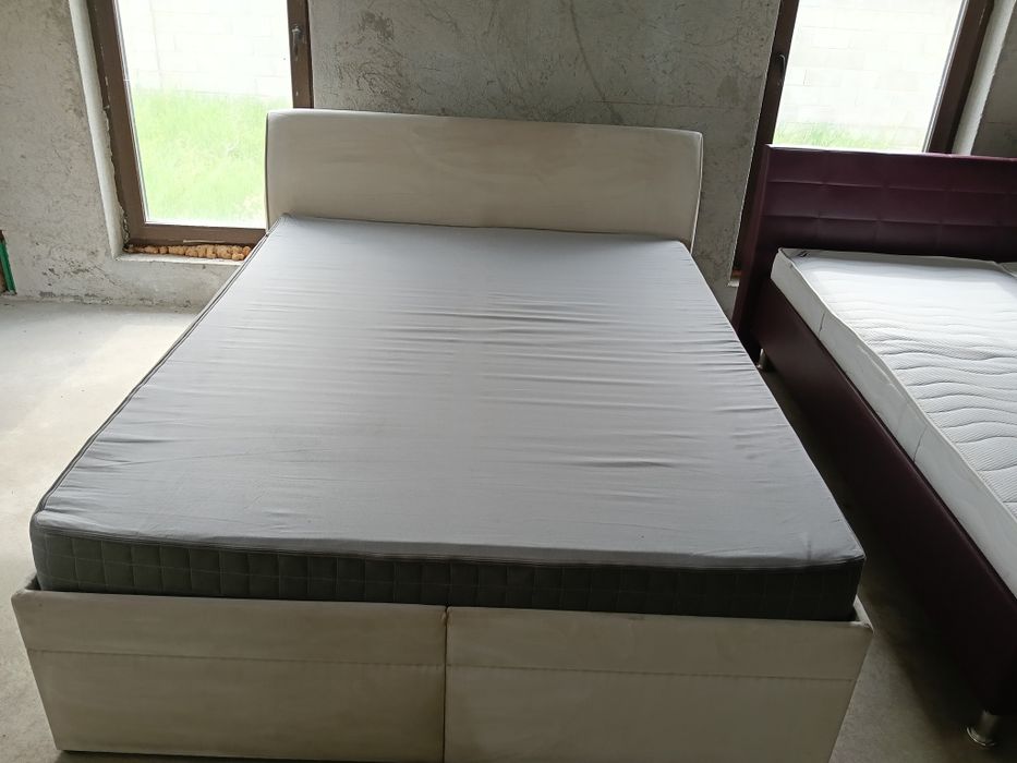 Pat tapițat 160x200 cu lăzi de depozitare – stare impecabilă