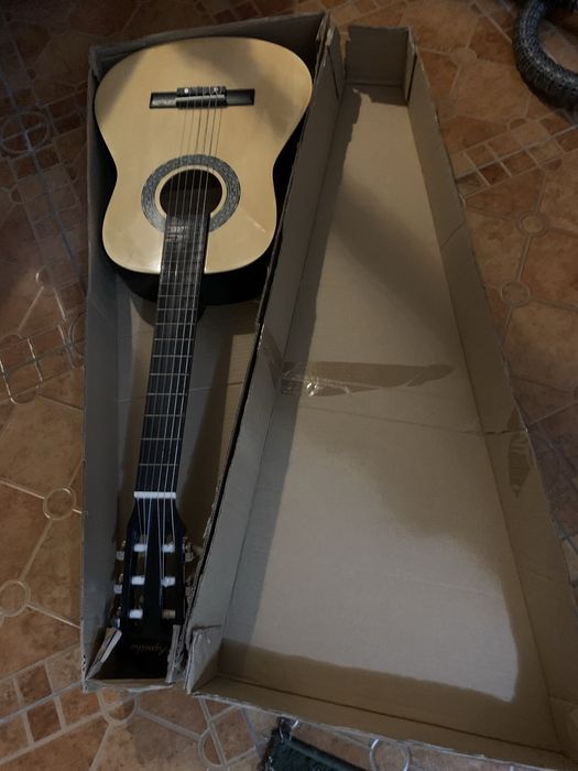 Продам гитару почти новый