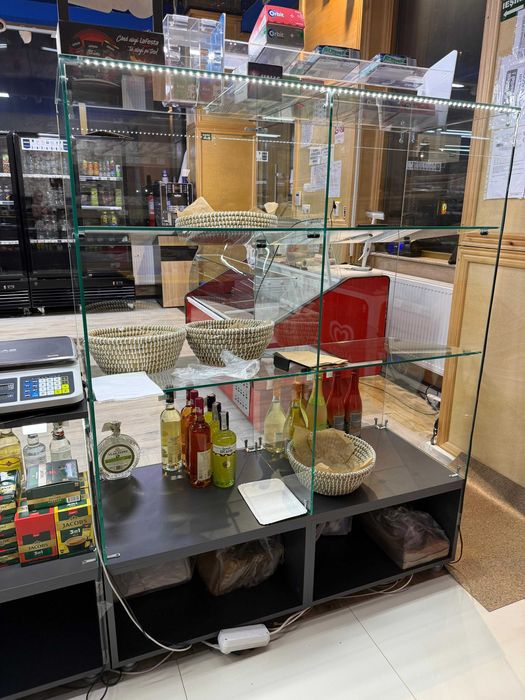 Ansamblu cu 3 vitrine de sticlă ,rafturi Paine ,foietaj sau diverse tot ansamblu