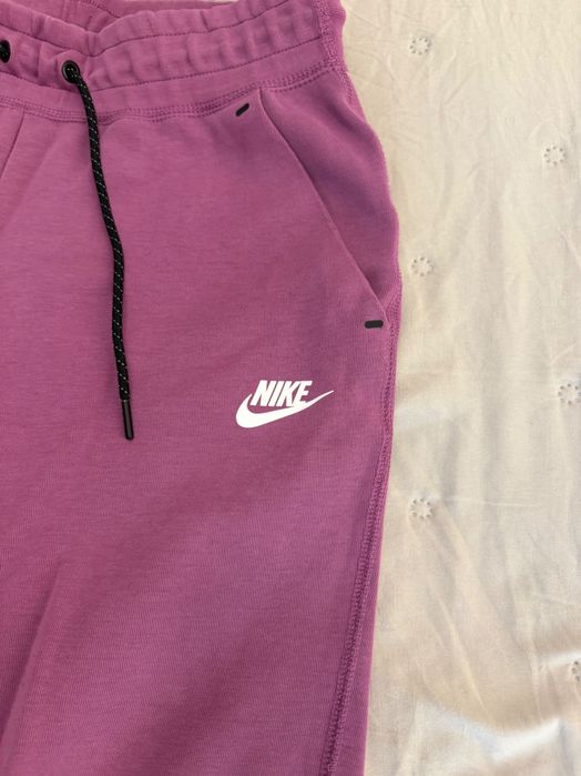 Спортно дамско долнище Nike Tech