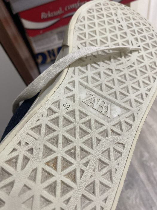 Мужские кроссовки Zara.