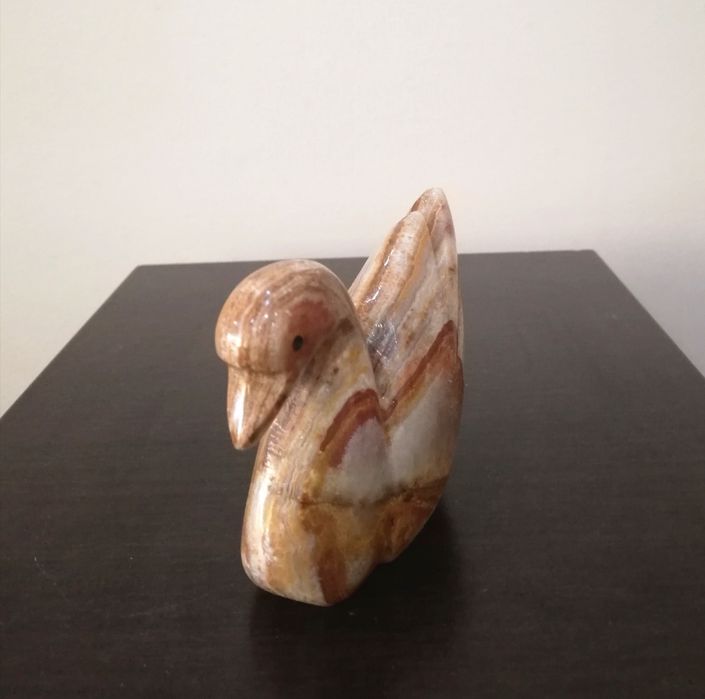 Прекрасна фигурка на лебед от оникс.