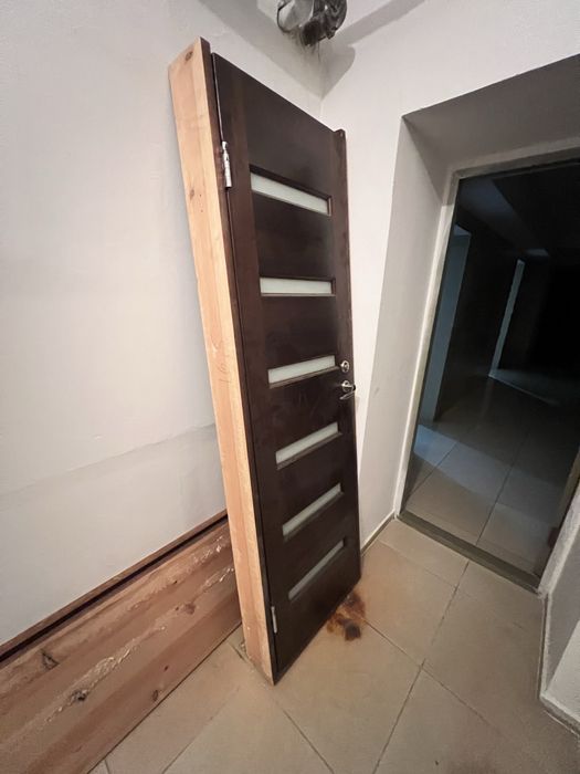 Продам двери из массива дерева.