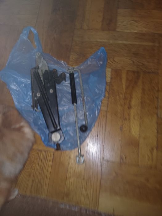 Секретни гайки за алуминиеви джанти и крик от Форд Мондео и оригинални