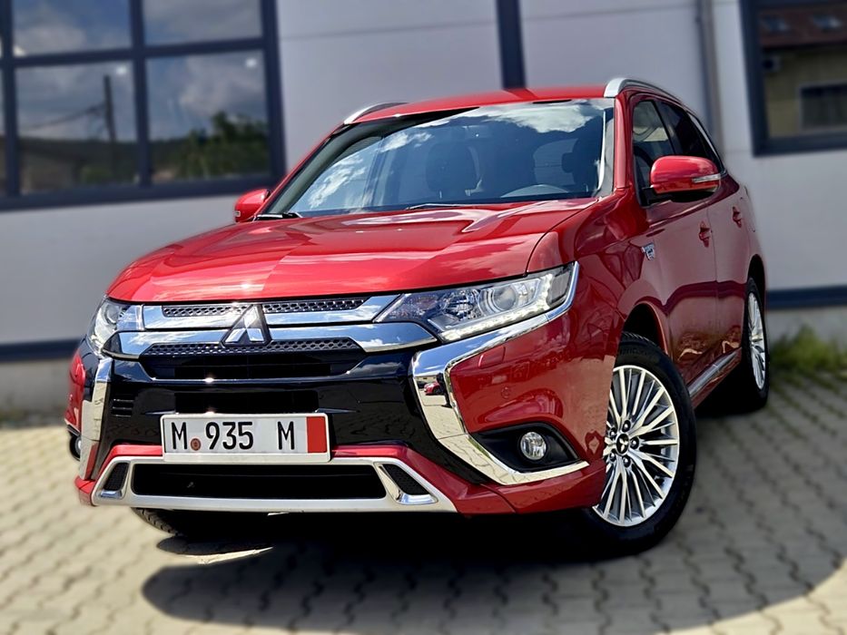 Mitsubishi Outlander PHEV | 2019 | 100.000km | 4x4 | Automat | Plug-in Hybrid | Visiniu Metalizat | Led Xenon | Camera | Navi | Piele Alcantara | TOP