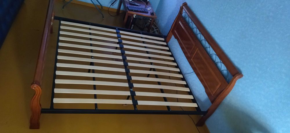 Продам кровать 2х1.8м двуспальная.