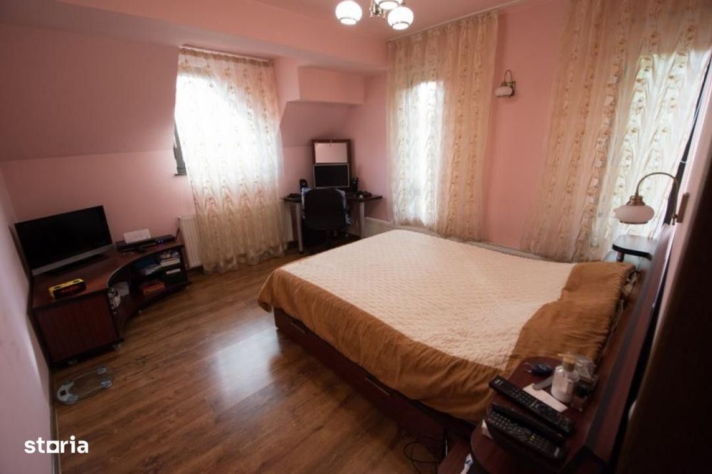 Vila 4 camere  cu piscina in Bucov.