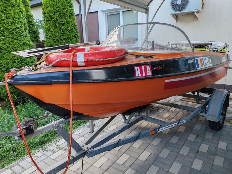 Barca RIA cu motor