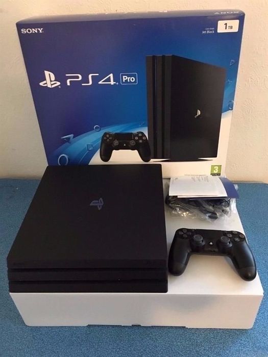 PlayStation 4 PRO (PS 4 PRO) пълен комплект с 2 контролера