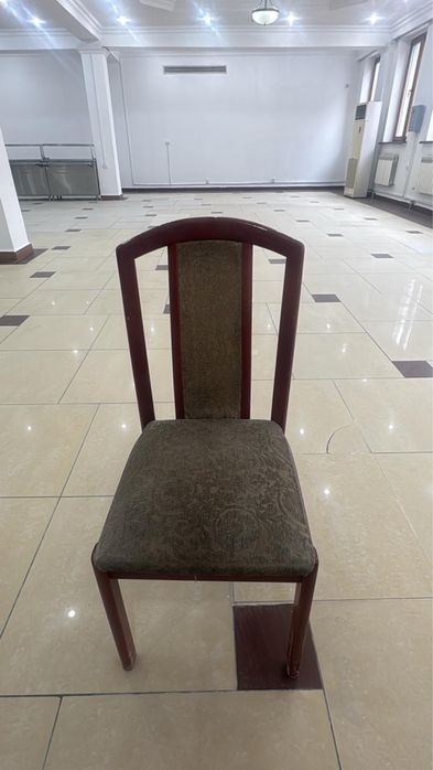 Срочно продаю столы и стулья.