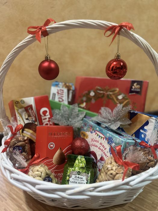 Корзина со сладостями