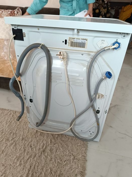 Vând mașina de spălat rufe Indesit