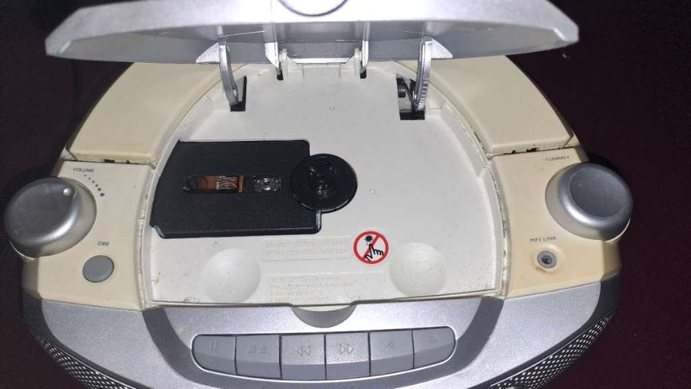 Продаю CD проигрыватель (магнитола) Philips