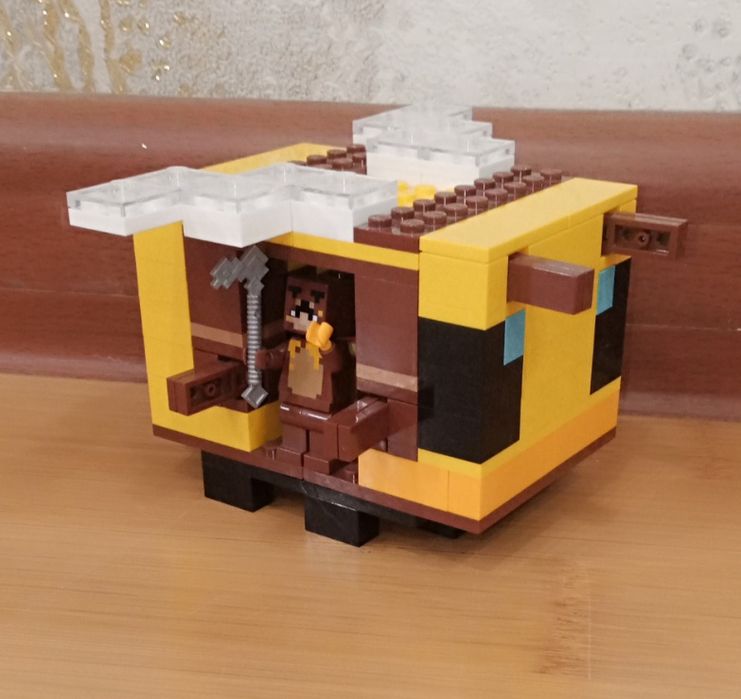 Продам Lego Minecraft The Bee Cottage