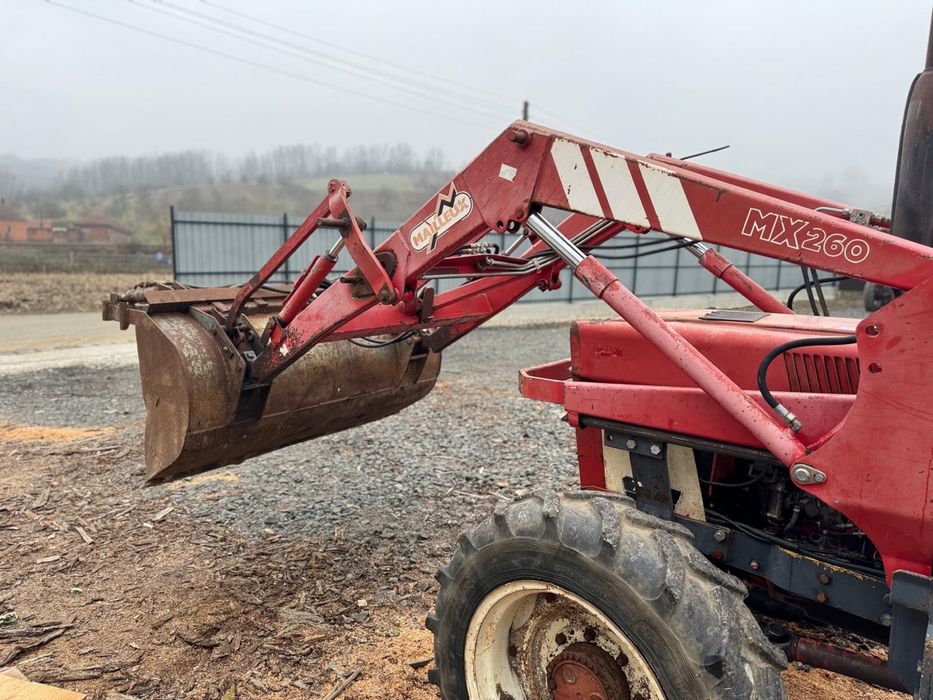 Tractor internațional ih 744 cu încărcător frontal recent adus