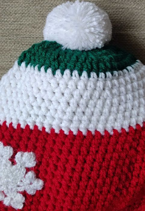 Детски зимни шапки ръчно изплетени в червено и бяло