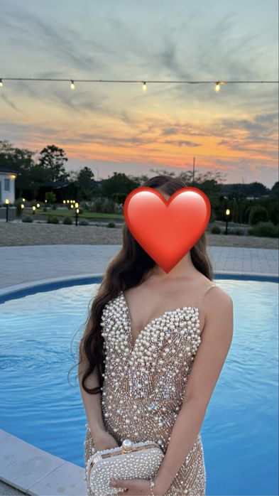 Vând rochie elegantă de seară, model sirenă