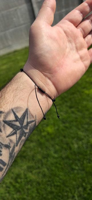 Brățară handmade cu aur 14K (bile 2.5 mm) și mărgele negre fațetate, reglabilă, unisex – elegantă, cutie premium