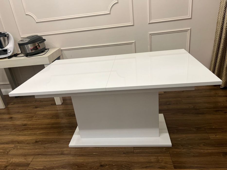 Стол обеденный белого цвета