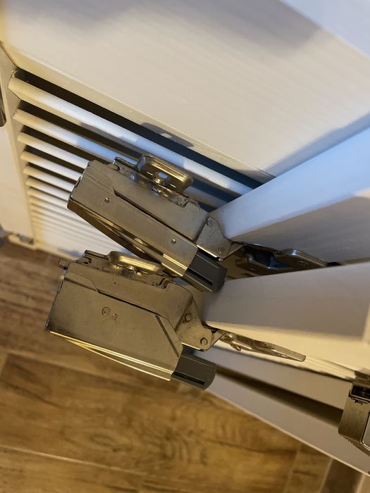 Usi albe lemn masiv cu balamale softclose