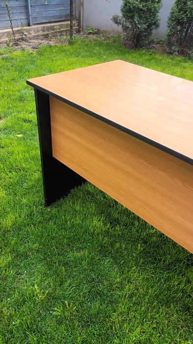 Birou 105×62, inaltime 80. Detin 2 bucati.