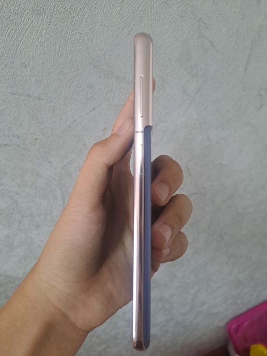 Продается Samsung S21, в очень хорошем состояний