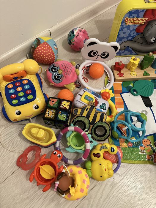 Продавам контейнер с детски играчки