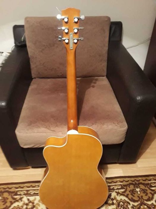 Продам аккустическую гитару.
