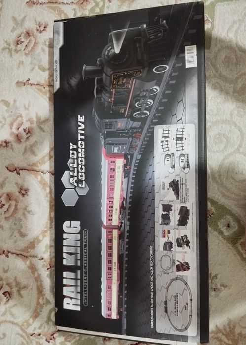 Игрушечный поезд на рельсах