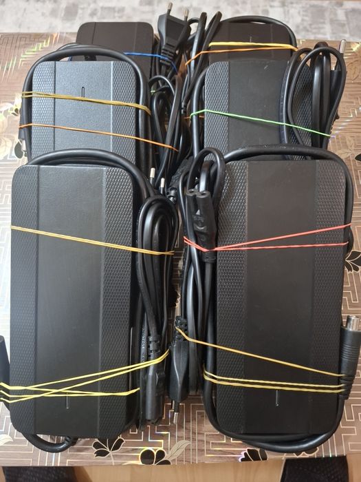 Vând încărcător trotineta si biciclete