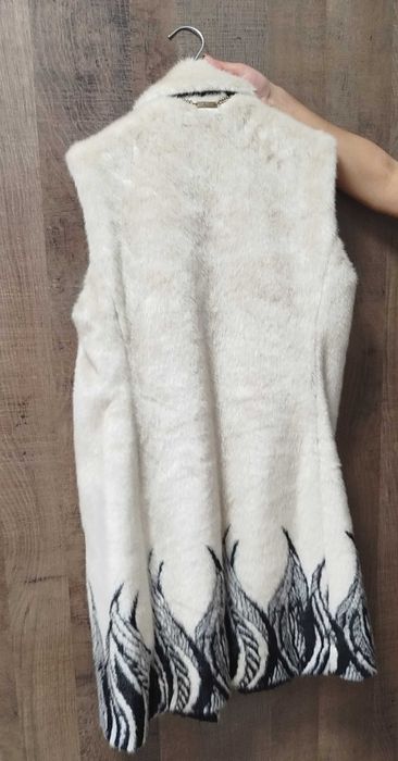 Продавам елек на LUCY