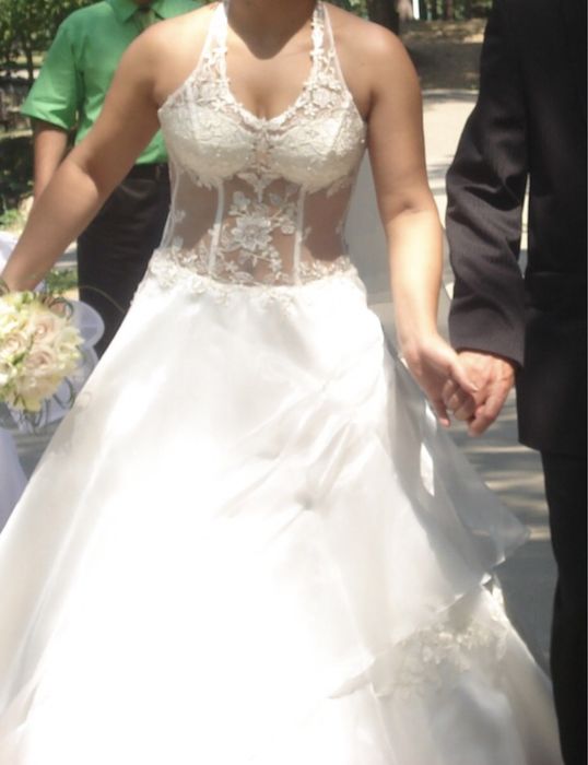 Vand rochie pe cerc de mireasa