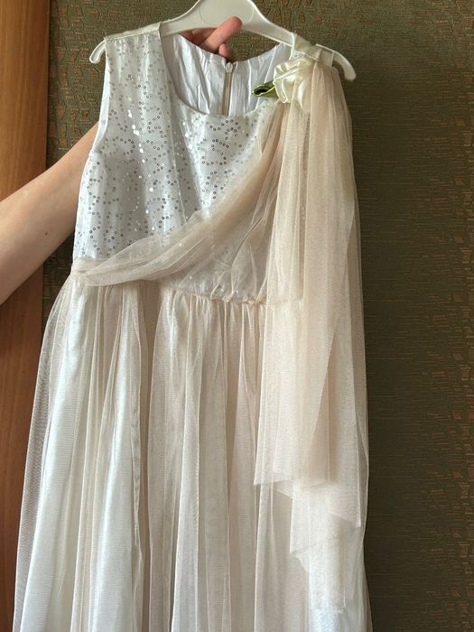 Продам платья на девочку 5-7 лет