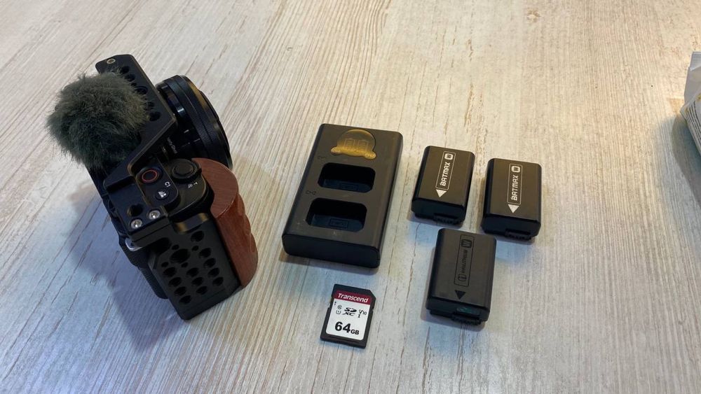 Sony zv-e10 сатылады. Срочна. Почти новый. Каробкасымен