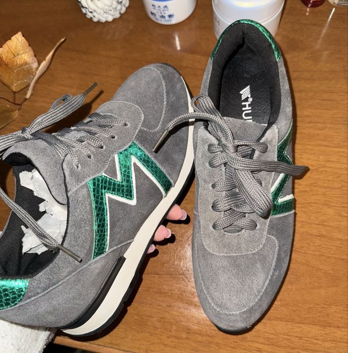 Продам женские кроссовки