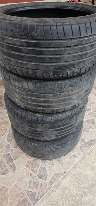 Anvelope Dunlop vara, au fost pe un F 10, inlocuite cu altele noi.