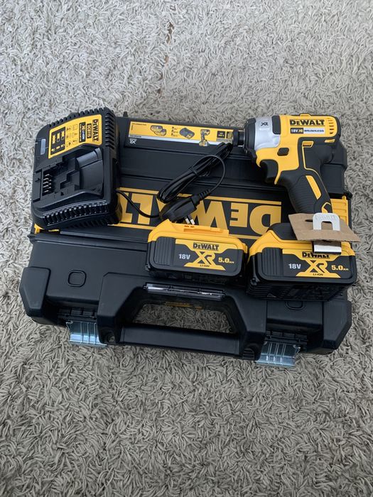 Dewalt impact brushless 2 baterii de 18 V 5.0 Ah , incarcator si cutie