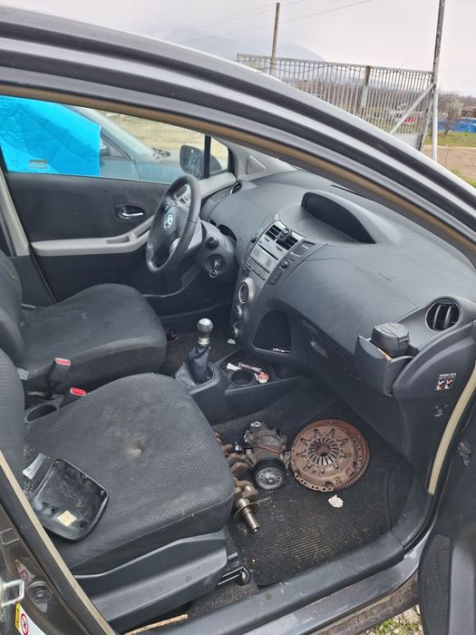 Toyota Yaris 1.0 На Части