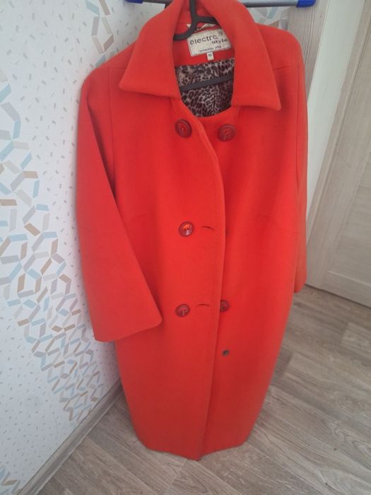 Продаю верхнюю одежду женскую