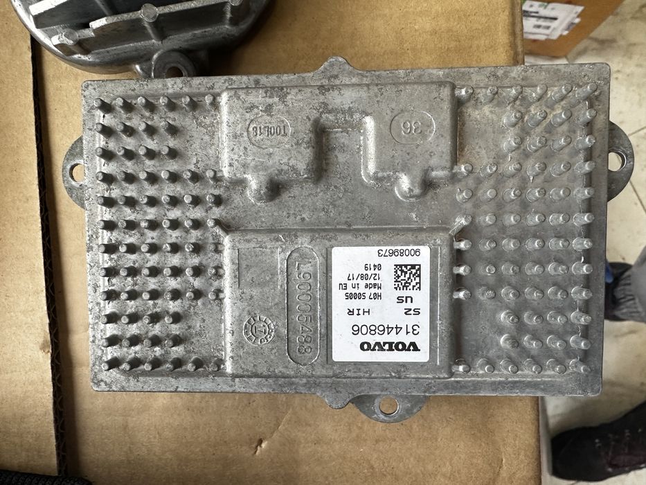 Десен фар волво XC90 2018