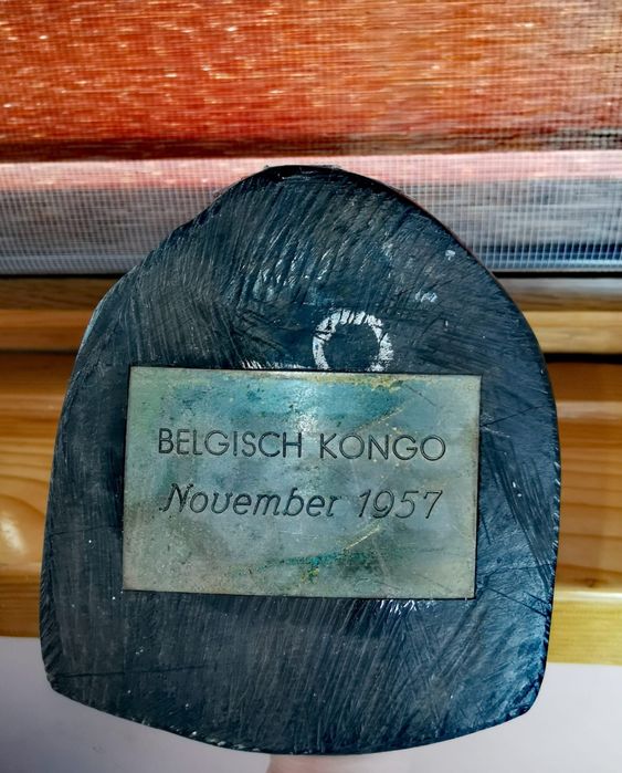 Антикварна фигура африканска мъжка глава ръчна изработка Белгийско Конго датирана 1957 г. на бронзов плакет вграден в статуята