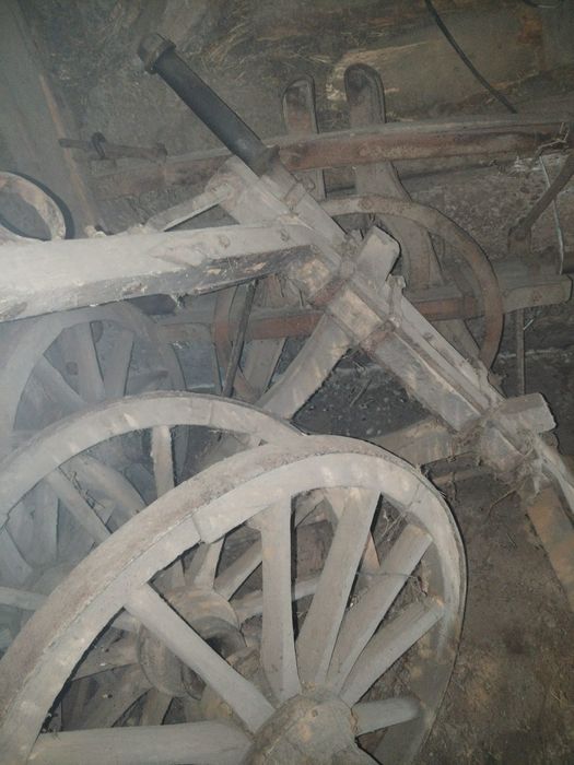 Vând căruță lemn