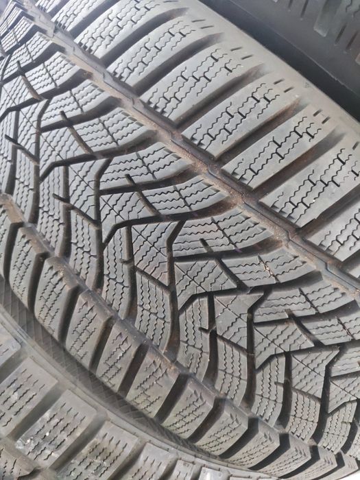 2 бр зимни 225/50/17 Dunlop 24г