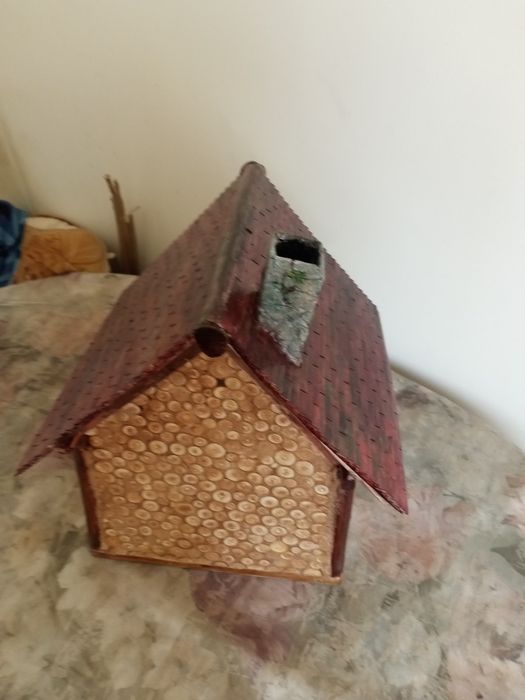 Дървена горска хижа.