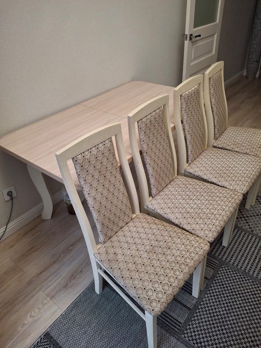 Стол и стулья в отличном состоянии