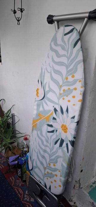 Masă de călcat cu priză