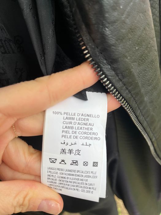 Trench piele, centura in talie, piesa timeless.