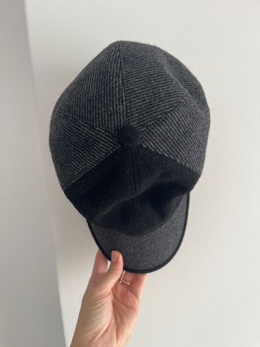 Lerros Шапка с козирка е от естествена вълна.