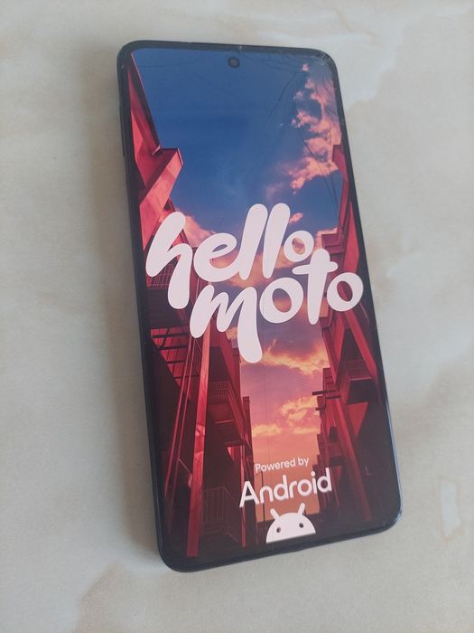 Vând Motorola Moto G84 5G fisurat dar perfect funcțional //poze reale