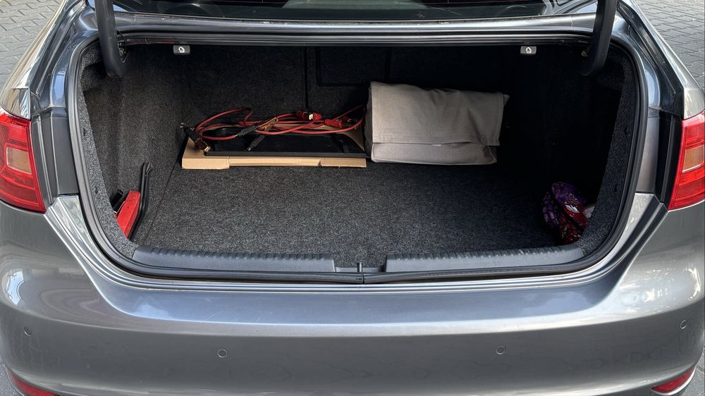 Volkswagen Jetta / 1.6 TDI / 2013.